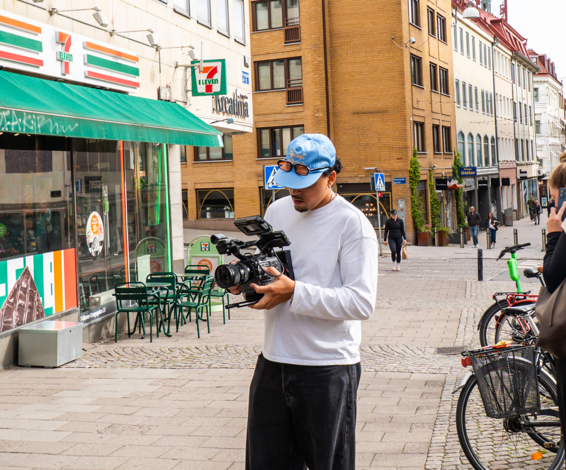 En av Movsocials filmare på jobb på en gata i Göteborg.