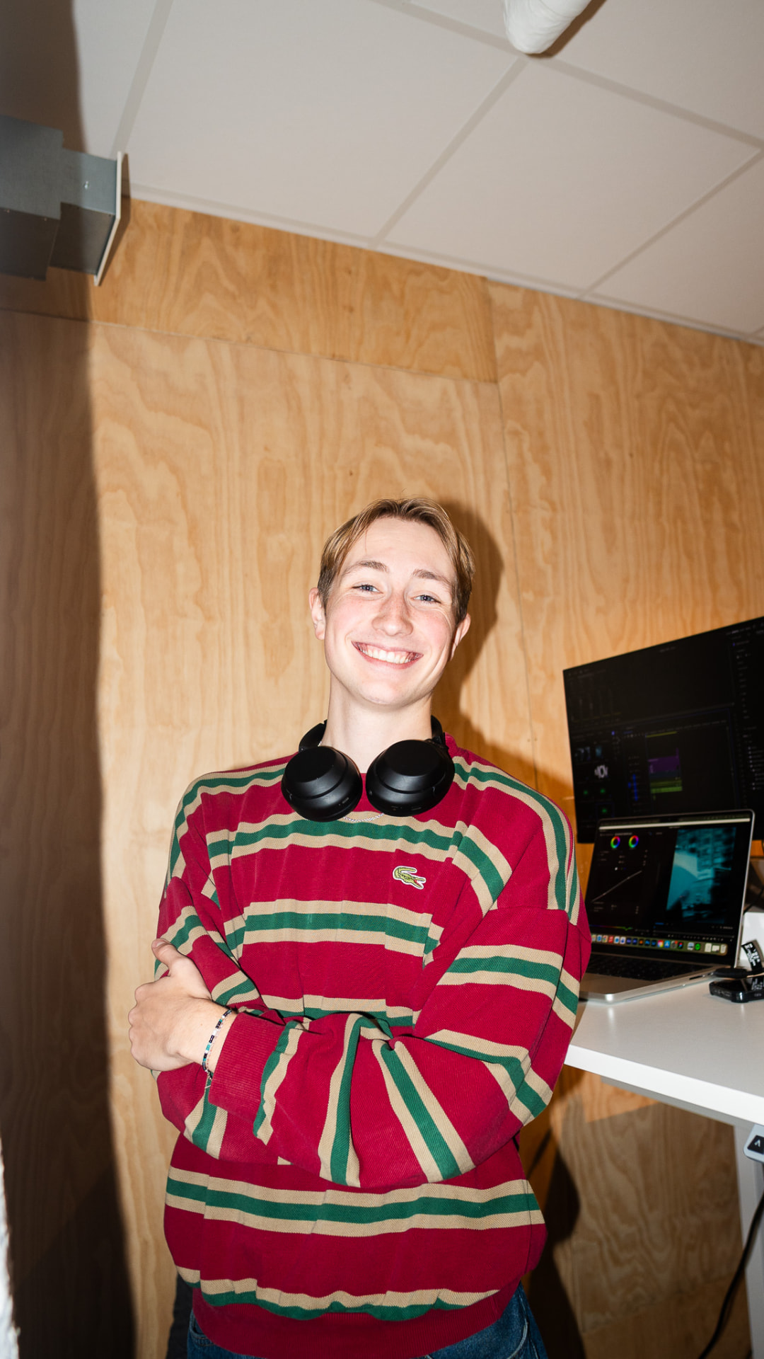 En klippare vid en arbetsplats för färgkorrigering i studien.
